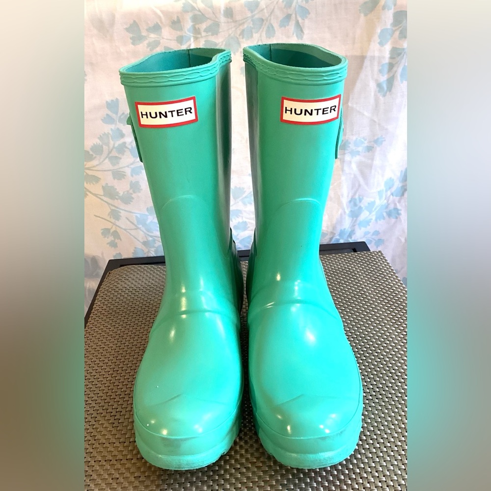 Hunter green mint short rain boots. Size 6